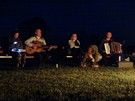 Mokobody. Do późna na zmianę przygrywali dobrze wszystkim znany Czarek na gitarze i nowoprzybyły Macedończyk Jovan na akordeonie.