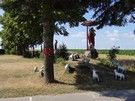 Budzieszyn. Figurki otaczające kościół Matki Boskiej Budzieszyńskiej były bardzo naiwne i kiczowate, ale miały swój urok.