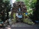 Grotę z kamieni polnych na wzór groty w Lourdes wybudowano przy źródełku w 1947 roku.
