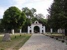 Wychodząc z Niwisk zerknęliśmy jeszcze przez zamkniętą, nawiasem mówiąc także zabytkową bramę...