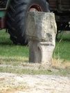 Na skwerku widoczny był piaskowcowy filar z XVII w. ozdobiony płaskorzeźbionymi herbami.