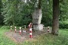 Zatyle. Po drodze przy torach znajdował się pomnik pasażerów - Polaków zamordowanych 16 czerwca 1944 roku przez UPA.
