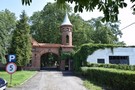 Biskupice. Brama wjazdowa do domu Stanisawa Graevego, obecnie Orodek Pomocy Spoecznej. 30.07.2016