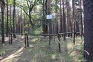 Zborowskie. Dochodzimy do sklepu i skrzyowania, na ktrym w lewo odchodzi szosa, tu mona podej do dawnego cmentarza ewangelickiego. 11.09.2016