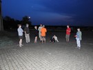 Dobro. Niebo nad nami zaczo si chmurzy i coraz groniej byska.