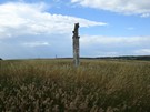 Na rozległej Górze Radzanowskiej minęliśmy zrujnowaną kamienną figurą św. Tekli.
