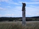 Na rozległej Górze Radzanowskiej minęliśmy zrujnowaną kamienną figurą św. Tekli.