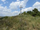 Zawinica... dotarliśmy do pozostałości grodziska z krzyżem na szczycie.