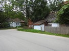 Wola Chrobeska. Klimat tego miejsca uzupełniały stare chaty stojące przy drodze.