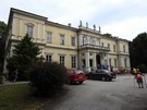 Chroberz. Wszyscy zebraliśmy się przed pałacem w oczekiwaniu na przewodnika.
