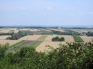 Byczów. Punkt widokowy to biegnąca pod górę wiejska ulica nagle urywająca się na skraju urwiska.