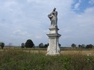 Młodzawy Małe. Skręciliśmy w polną drogę biegnącą wzdłuż kapliczek (wszystkie figury z 1735 roku).
