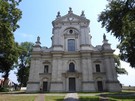 Młodzawy Małe. Podeszliśmy do kościoła św. Ducha i Matki Boskiej Bolesnej.