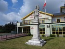 Doszliśmy do pińczowskiej PSP, gdzie przed nowymi budynkami stoi zabytkowa ponad 150-letnia figura św. Floriana.