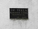 A na samym szczycie Baraniej Góry znajduje się murowana kapliczka św. Tekli.