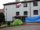 Dębska Wola. Rozbiliśmy namiot w bardzo godnym miejscu, tuż pod masztem z flagą Polski.