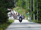 Morawica. Wychodząc z miasta musieliśmy przepuścić już cały peleton kolarzy.