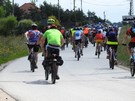 Morawica. Wychodząc z miasta musieliśmy przepuścić już cały peleton kolarzy.
