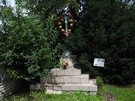 Łabędziów... a drugi mający podstawę zrobioną z koła napędowego czołgu Pantera.