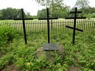 Radomice. Do kolejnej, a właściwie do małego cmentarzyka, trzeba było zboczyć z drogi, dotarliśmy tam razem z Grzegorzem.