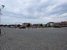 W Daleszycach zaczęło kropić. Wysiedliśmy na bardzo dużym rynku.