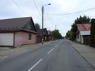Daleszyce. Ulicą Głowackiego, przy której znajduje się ciekawa drewniana zabudowa, wyszliśmy niebieskim szlakiem z miasta.