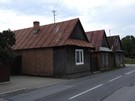 Daleszyce. Ulicą Głowackiego, przy której znajduje się ciekawa drewniana zabudowa, wyszliśmy niebieskim szlakiem z miasta.