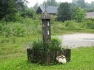 Michniów przywitał nas drewnianymi kapliczkami.