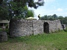 Skarżysko-Kamienna. Podeszliśmy jeszcze do znajdujących się naprzeciw ruin pieca hutniczego.