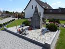 Dobra. Przed wejściem pomniczek upamiętniający żołnierzy II wojny światowej...