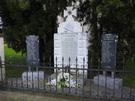Mokra... oraz pomnik upamiętniający mieszkańców poległych podczas I i II wojny światowej.