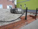 Biała. Głaz z usuniętą tablicą.