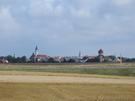 Wędrując łąkami przez dłuższy czas mieliśmy za plecami panoramę Białej ze sterczącymi wieżami.