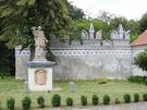 Trzebina... z zachowaną ciekawą renesansową attyką oraz sgraffitowymi dekoracjami.
