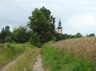 Biskupów. Zaczęliśmy się wspinać na wzgórze, a podczas wchodzenia stopniowo wyłaniał się chełm wieży.