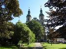 Nysa. Po wyjściu z parku stanęliśmy przed barokowym kościołem bożogrobców pw. śś. Apostołów Piotra i Pawła.