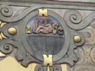 Otmuchów... na którym w południowo-wschodnim narożniku znajduje się pochodzący z XVI wieku zegar słoneczny, podobno wykonany przez szwajcarskiego uczonego Paracelsusa.