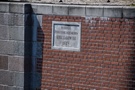 Mikaszówka. Kamień z datą budowy i nazwiskiem budowniczego.