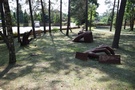 Mikaszówka. Wokół kościoła były rozstawione blaszane instalacje upamiętniające ofiary „Obławy Augustowskiej” w 1945 r.