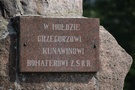 Niedaleko Harasimowicz dotarliśmy do asfaltu, gdzie naszym oczom ukazał się pomnik Grzegorza Kunawina.
