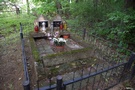 Trzyrzeczki. Wracając do leśniczówki trafiliśmy na mogiłę żołnierzy poległych w 1939 roku, jak się później okazało radzieckich.