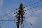 Janów. Sącząc złocisty napój zastanawialiśmy się kto na słupie stworzył „elektryzujące” dzieło.