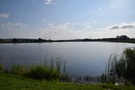 Sokółka. Zaraz po przebudzeniu ścieżką spacerową nad zalewem powędrowaliśmy do pobliskiej Biedronki po śniadanie.