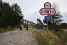 ... starego niszczejącego drewnianego drogowego, przez który można już tylko przejść