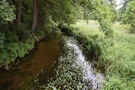 Dotarliśmy do mostu nad Mierzęcką Strugą, znajduje się tu przystań kajakowa z miejscem ogniskowym.
