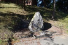 Stare Osieczno. Dawny denkmal z zatartym napisem.