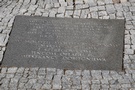 Dobiegniew. Tuż obok mniejszy pomnik wykonany ze sprowadzonego z Afryki granitu, podobno swą barwą przypomina polskie mundury z okresu II wojny.