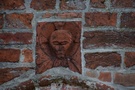 Dobiegniew, kościół pw. Chrystusa Króla. Elewację kościoła ozdobiono ciekawymi fryzami płytek ceramicznych wypełnionych reliefami z motywami roślinnymi i fantastycznymi zwierzętami z ludzkimi głowami.