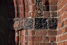 Dobiegniew, kościół pw. Chrystusa Króla. Elewację kościoła ozdobiono ciekawymi fryzami płytek ceramicznych wypełnionych reliefami z motywami roślinnymi i fantastycznymi zwierzętami z ludzkimi głowami.