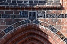 Dobiegniew, kościół pw. Chrystusa Króla. Elewację kościoła ozdobiono ciekawymi fryzami płytek ceramicznych wypełnionych reliefami z motywami roślinnymi i fantastycznymi zwierzętami z ludzkimi głowami.